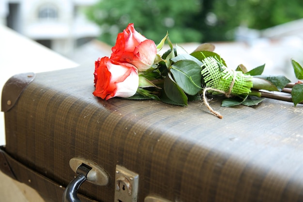 Un bouquet de roses roses sur un vieux cas vintage