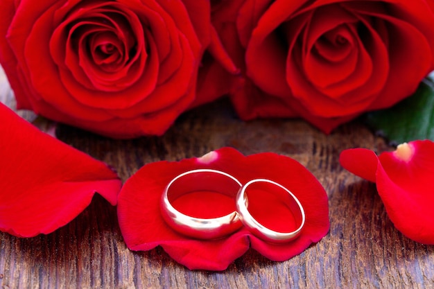 Bouquet de roses rouges et anneaux.