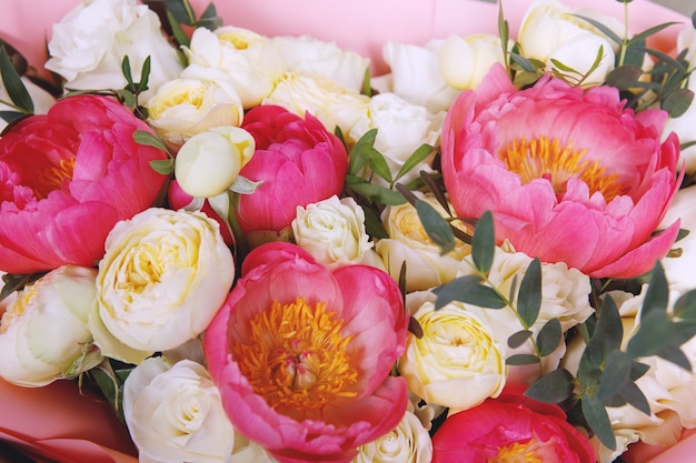 Bouquet de roses rouges et blanches sur blanc