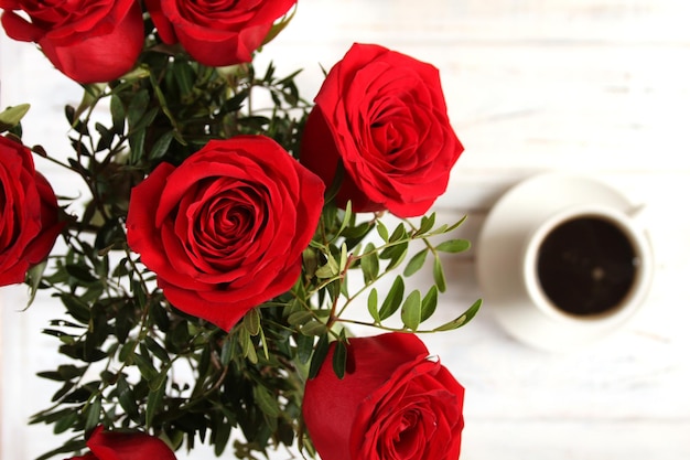 Bouquet de roses rouges et café