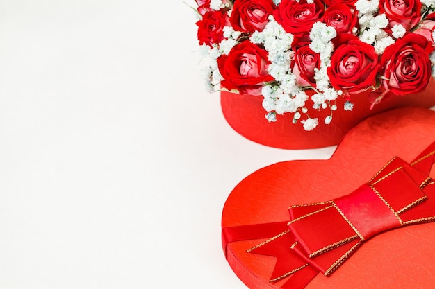 Bouquet de roses rouges dans une boîte cadeau en forme de coeur espace libre de mise au point sélective pour copier du texte
