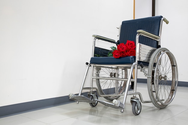 Bouquet de roses rouges sur un fauteuil roulant