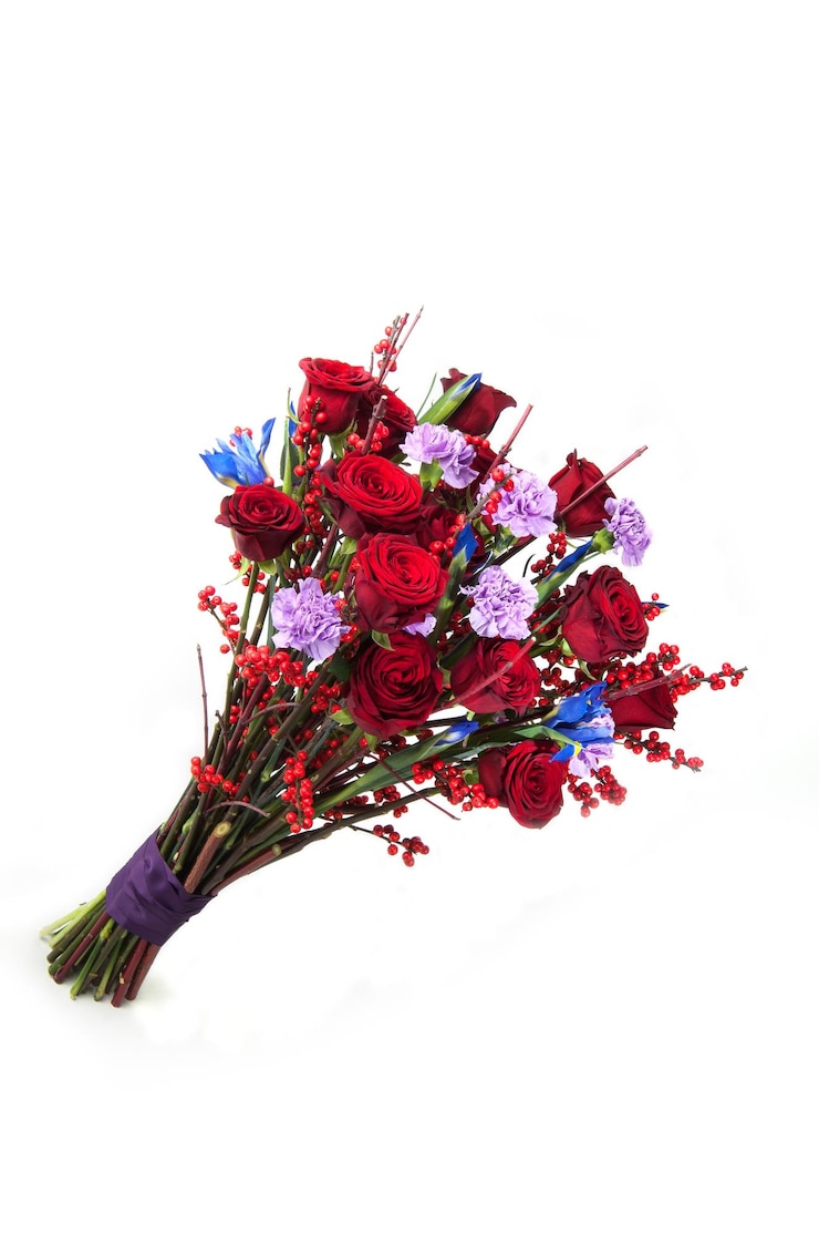 Photo un bouquet de roses rouges et de fleurs assorties associées à du ruban adhésif sur fond blanc. la saint-valentin