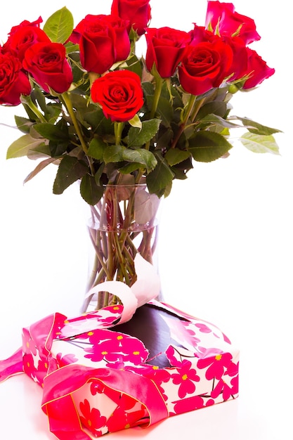 Bouquet de roses rouges sur fond blanc.