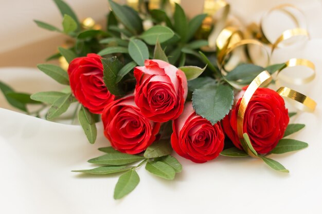 bouquet de roses rouges sur fond blanc