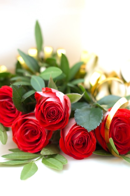 bouquet de roses rouges sur fond blanc