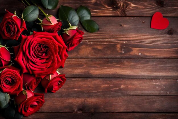 un bouquet de roses rouges sur un fond en bois