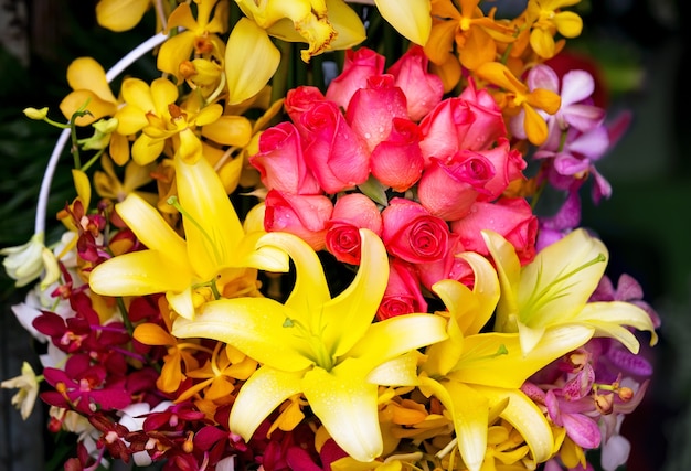 Bouquet de roses rouges, lys et orchidée