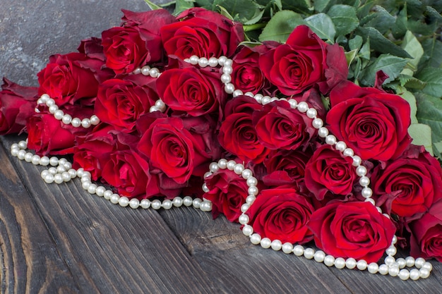 bouquet de roses rouges et de perles