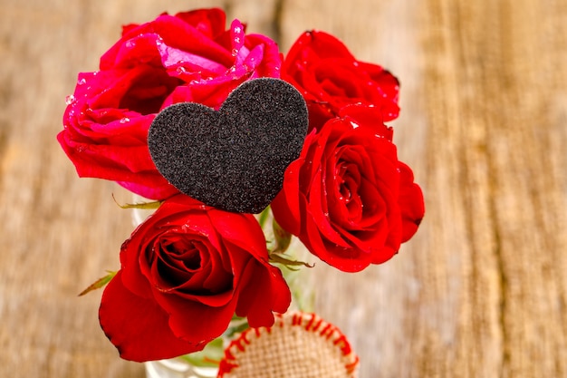 Photo bouquet de roses rouges avec peu de forme de coeur. concept de la saint-valentin ou des femmes