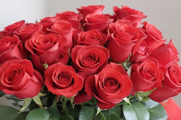 bouquet de roses rouges pour la fête de la Saint-Valentin