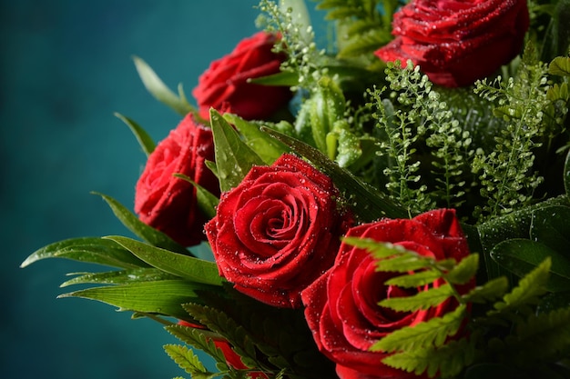 Bouquet de roses rouges pour la Saint-Valentin. Thème amoureux. Fermer