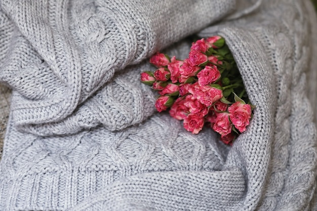 Bouquet de roses rouges sur un pull en textile