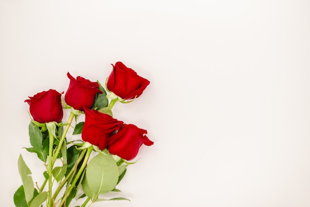 Bouquet de roses rouges avec un ruban rouge.