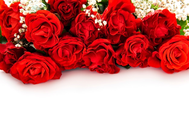 Bouquet de roses rouges de la Saint-Valentin sur une surface blanche