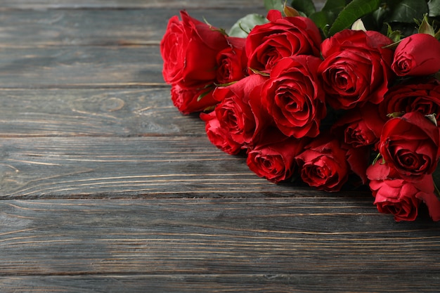 Bouquet de roses rouges sur table en bois