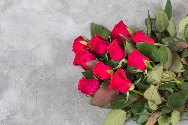 un bouquet de roses rouges