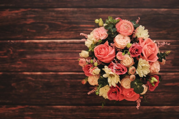 Photo un bouquet de roses sur une table en bois