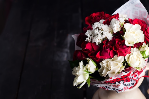 bouquet de roses sur une table en bois