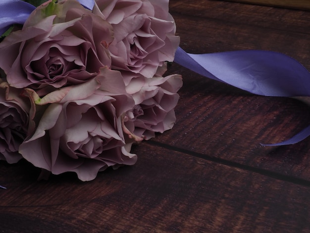 Un bouquet de roses sur une table en bois