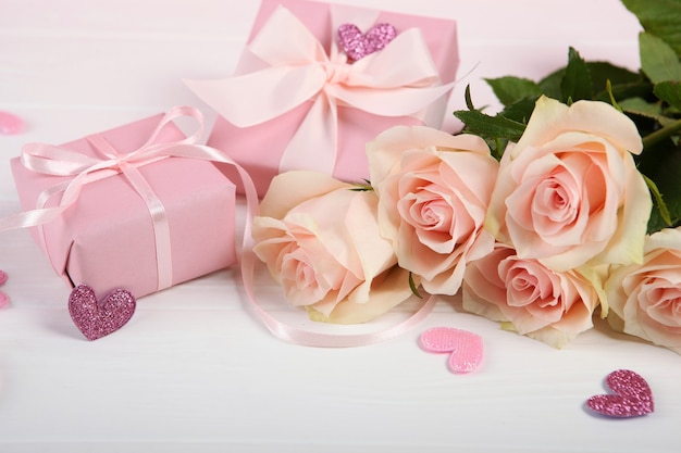 Bouquet de la Saint-Valentin et cadeaux sur fond rose