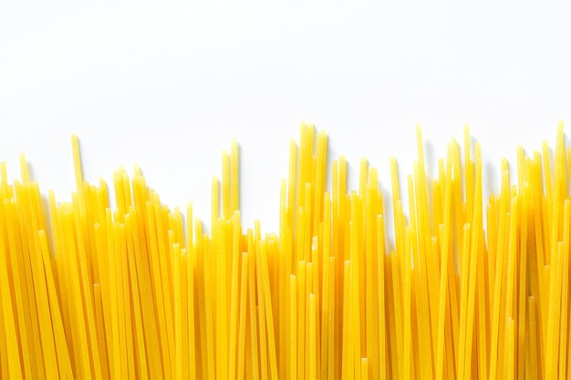 Bouquet de spaghetti isolé sur fond blanc Vue latérale