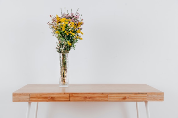 Photo bouquet sur la table en bois