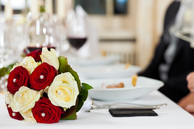 Bouquet à une table de mariage