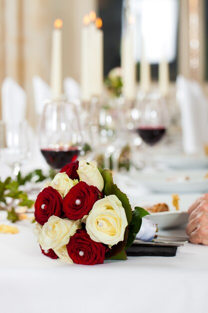 Bouquet à une table de mariage