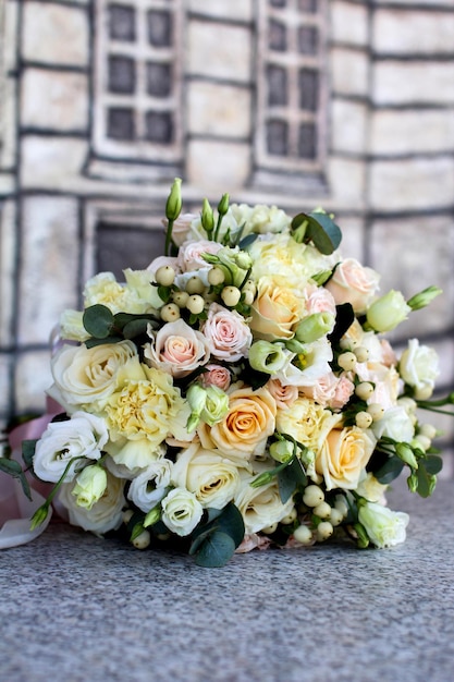 Bouquet sur une table en pierre