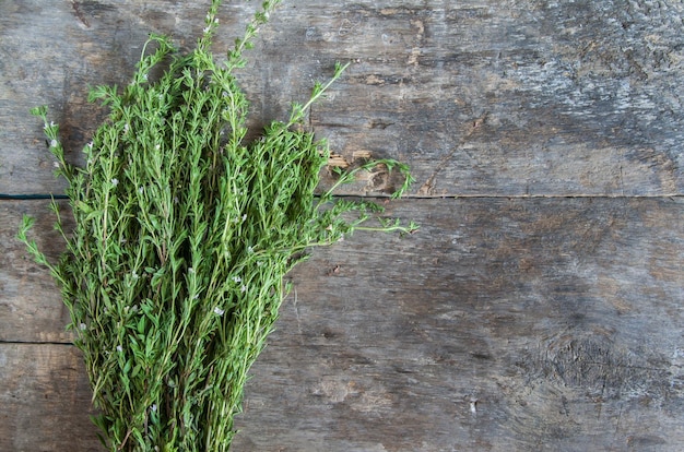 Bouquet de thym frais sur un fond de table en bois