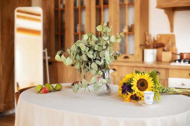 Un bouquet de tournesols dans la cuisine intérieur de cuisine confortable avec table