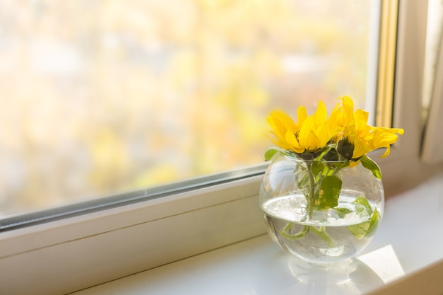 Bouquet de tournesols sur la fenêtre à la maison. concept de naturel et de décoration. photo de haute qualité