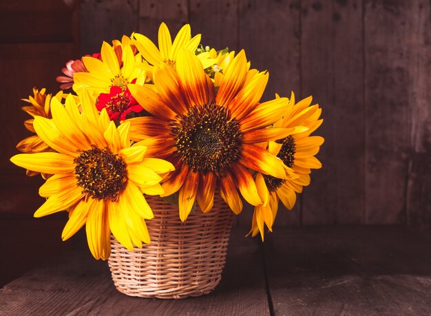 Bouquet de tournesols en panier sur la table