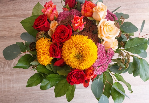 Bouquet de tournesols et de roses