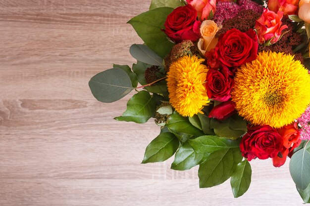 Bouquet de tournesols et de roses