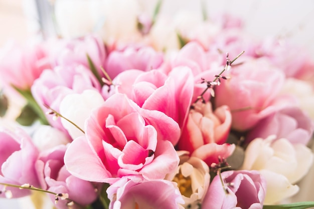 Bouquet de tulipes aux couleurs vives Beau fond floral rose pastel Fleurs de printemps
