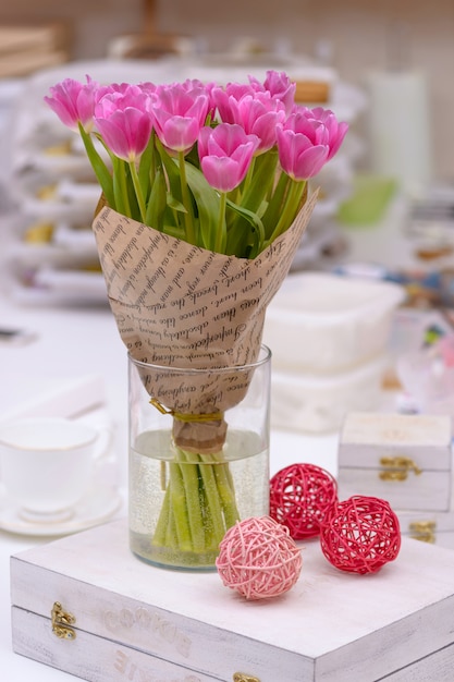 Bouquet de tulipes aux couleurs vives dans un vase sur la table