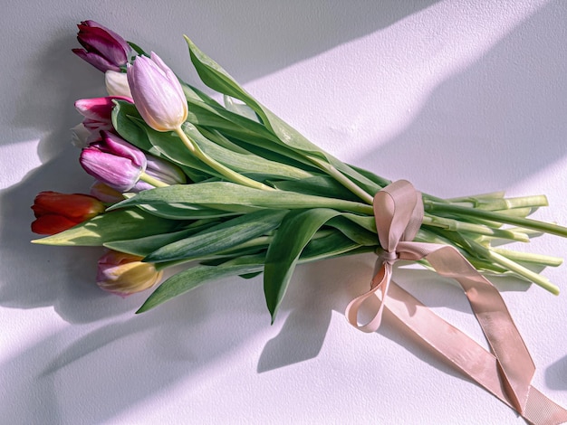 Photo bouquet de tulipes sur blanc