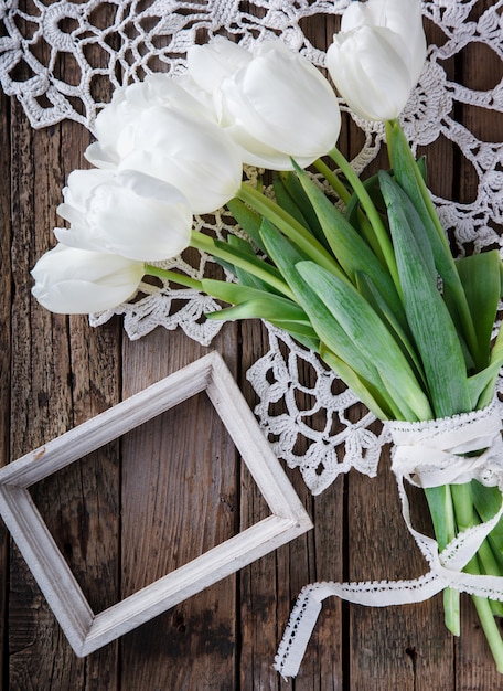 Bouquet de tulipes blanches avec cadre