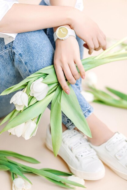 Bouquet de tulipes blanches dans les mains de la femme. Séance photo du propriétaire du marché aux fleurs