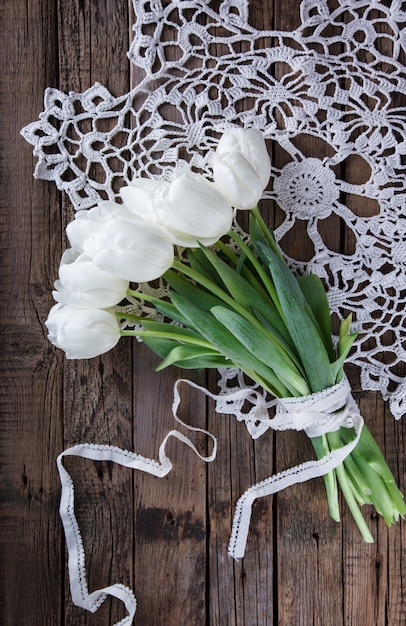 Bouquet de tulipes blanches.Fleurs de printemps