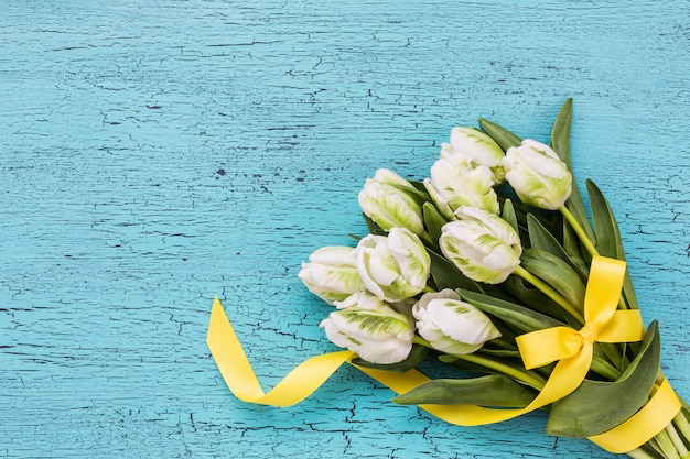 Bouquet de tulipes blanches avec ruban jaune