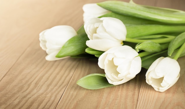 Bouquet de tulipes blanches sur une table en bois