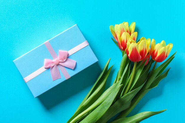 Un bouquet de tulipes en cadeau