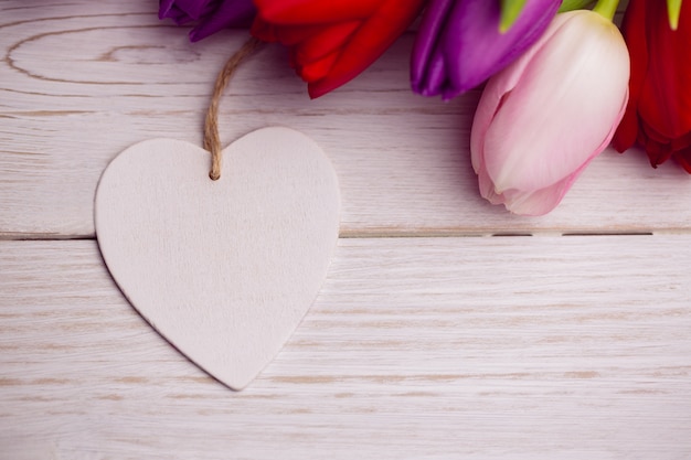 Bouquet de tulipes et carte coeur