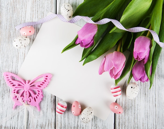 Bouquet de tulipes et carte de Pâques vierge