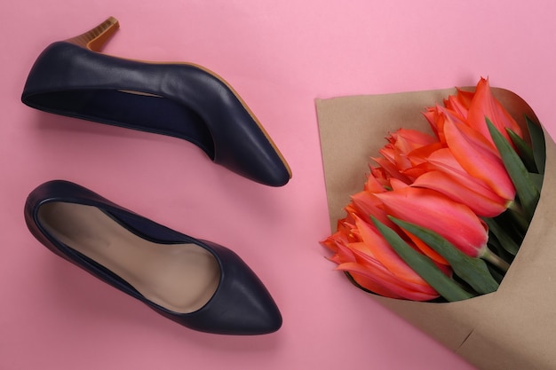 Bouquet de tulipes, chaussures à talons hauts sur jaune