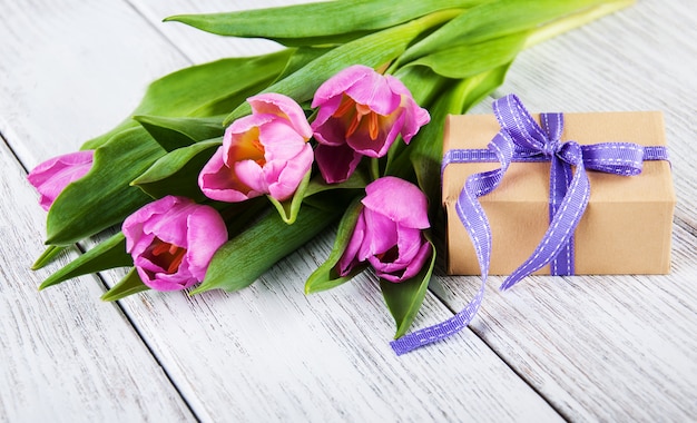 Bouquet de tulipes et coffret cadeau