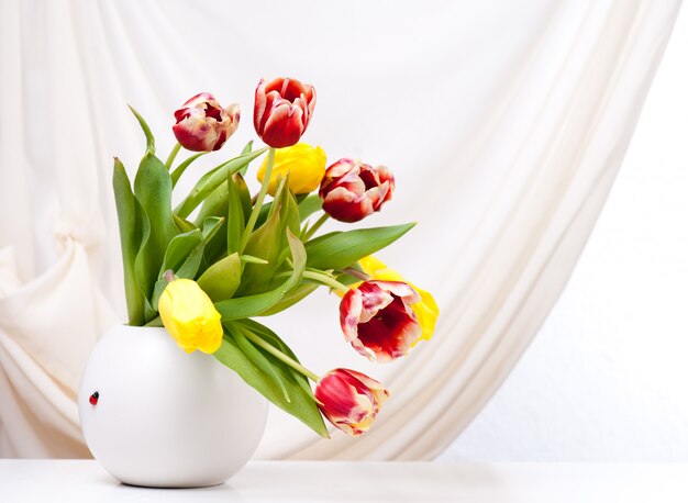 Bouquet de tulipes colorées dans un vase